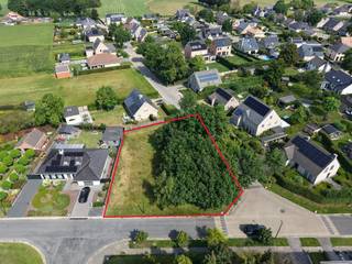 Bouwgrond voor het realiseren van een ééngezinswoning.Gelegen in een rustige omgeving in de nabijheid van de dorpskern.Voorschriften in de bijlage...