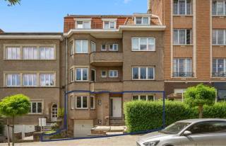*** Reserveer uw bezoek via www.polares.eu <br /><br />Op zoek naar een gelijkvloers appartement met een heerlijke privatieve tuin, een garage (optioneel) én een veelzijdige extra ruimte? Dan is dit charmante appartement in een rustige en gegeerde buurt zeker een bezoek waard.<br />Het appartement heeft een bewoonbare oppervlakte van 92m² (volgens EPC) en beschikt over een ruime inkomhal, een grote en gezellige keuken met rechtstreeks zicht op de tuin, een lichtrijke leefruimte, een badkamer en momenteel één ruime slaapkamer. <br /><br />De absolute troef is de privatieve tuin. Achteraan geniet je van een verrassend ruime en aangename stadstuin met een gedeeltelijk overdekt terras. Een heerlijke plek om te ontspannen, te genieten van groen en privacy, gezellig te tafelen of gewoon volop van het buitenleven te genieten. De directe verbinding tussen keuken, leefruimte en tuin zorgt bovendien voor een bijzonder aangename woonbeleving.<br />Een tweede grote troef is het volledig vernieuwde polyvalente bijgebouw (2021). Momenteel ingericht als bureau, maar dankzij de veelzijdige indeling perfect bruikbaar als slaapkamer, thuiskantoor, praktijkruimte, hobbyruimte, logeerkamer, atelier of extra werk-/ontspanningsruimte. <br />Een bijzonder interessante meerwaarde voor wie thuis ruimte nodig heeft.<br /><br />Ook praktisch heeft deze woning heel wat te bieden:<br />• Privatieve garage: optioneel bij aan te kopen voor € 38 000 <br />• Multifunctionele kelderruimte met 2e toilet<br />• Lage gemeenschappelijke kosten van € 137,50/maand, uitsluitend voor het reserve- en werkingsfonds van het gebouw <br />• Huidige verwarmingskost van ca. € 50/maand, inclusief verbruik en onderhoud<br /><br />Ook de ligging is een absolute plus. Openbaar vervoer (metro/bus) bevindt zich op wandelafstand, het Georges Henripark ligt op slechts 5 minuten en Delhaize bevindt zich letterlijk om de hoek. Ook andere winkels en voorzieningen zijn vlakbij.<br />Een bijzonder veelzijdig appartement voor wie ruimte, een privatieve tuin en extra mogelijkheden belangrijk vindt. De combinatie van de privatieve tuin, het polyvalente bijgebouw en de garage maakt dit appartement uniek in zijn soort.