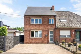 <p>Aangename gerenoveerde halfopen woning, gelegen in een rustige woonomgeving in het hart van het Pays des Collines, en toch dicht bij alle voorzieningen zoals autosnelweg, scholen, winkels, enz.<br /><br />Een ideale woning voor wie zich onmiddellijk wil vestigen zonder werken te moeten voorzien!<br /><br />De woning is als volgt ingedeeld:<br /><br />Gelijkvloers: inkomhal, woonkamer, eetkamer en uitgeruste open keuken, evenals een badkamer met inloopdouche, toilet en een praktische wasruimte.<br /><br />Verdieping: twee mooie slaapkamers en een klein bureau.<br /><br />Zolder: mogelijkheid om een extra grote slaapkamer in te richten.<br /><br />Kelder: praktische kelder.<br /><br />Buiten geniet u van een perceel van meer dan 5 are, met zijdelingse toegang, een mooi terras, een atelier en twee parkeerplaatsen vooraan.<br /><br />Technisch: PVC-ramen met dubbele beglazing, pelletkachel, moderne elektrische verwarming, conforme elektriciteit, elektrische boiler en nieuw dak, nog te isoleren.<br /><br />Een aangename, functionele en prachtig gelegen woning waar u onmiddellijk kunt intrekken!<br /><br />Contacteer ons snel voor een bezoek via: aurelie@immobeguin.be</p>
