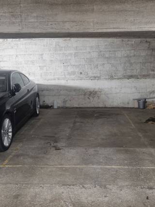 Binnen autostaanplaats voor één wagen in gemeenschappelijke garage.