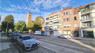 <strong>Comfortabel en lichtrijk 2-slaapkamerappartement</strong> op een uitstekende ligging in<strong> Kristus-Koning</strong>, een aangename en gezinsvriendelijke <strong>residentiele woonwijk</strong> met veel groen, vlakbij het centrum van <strong>Brugge</strong>. Op wandel- en fietsafstand van diverse voorzieningen zoals winkels, cultuur, scholen ( basis- en lagere school ), openbaar vervoer en recreatie ( vlakbij gym, Visart-park en wandel- en fietsroutes langs het kanaal Brugge - Oostende). <br />+ Lift aanwezig! <br />+ Energielabel C!<br />+ Nieuwe CV-ketel in 2021!<br />+ Uitstekende mobiscore van 9,1 op 10!<br />+ Bruikbare vloeroppervlakte 102 m²<br />+ Mogelijkheid tot bijhuren garage aan € 90 / maand<br /><br />Omvat een inkom met vestiaire en handig gastentoilet, ruime en lichtrijke leefruimte met parketvloer, ingerichte keuken, berging / wasplaats met voorziening wasmachine, 2 slaapkamers, badkamer met ligbad douche combi, toilet en dubbele wastafel, 2 terrassen ( 1 achteraan en een balkonterras vooraan ) en een privatieve kelderberging. <br />Kosten : + 55 euro per maand voorschot syndic<br />#leukwonen #kriko #brugge<br /><br />Beschikbaar Onmiddellijk vrij!