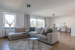 <p><span>Modern 2-slaapkamer appartement met terras en<span> staanplaats</span>.<br />E-peil:E28 | Beschikbaar: 15 oktober 2026 <span>| </span>Geen gemeenschappelijke kosten!<br /><br /><strong><span>Omschrijving:<br /></span></strong></span><span>We betreden dit modern appartement via trap of lift. Het appartement beschikt over een ruime woonkamer met open, volledig geïnstalleerde keuken (vaatwasser, koelkast, kookplaat, enkele spoelbak). Aansluitend bevindt zich een praktische berging/wasplaats. Vanuit de lichtrijke woonkamer is er toegang tot het gezellige terras.<br /><br />Tevens<span> </span>beschikt de woning over een<span> </span>badkamer, een apart toilet en twee slaapkamers. De badkamer is uitgerust met een inloopdouche en badkamermeubel met dubbele wastafel. Ten slotte biedt het appartement<span> </span>een ondergrondse autostaanplaats.<br /><br /><strong><span>Algemeen:</span></strong><br />- Geen gemeenschappelijke kosten!<br />- E-peil: E28<br />- Terras<br />- Ondergrondse autostaanplaats inbegrepen!<br /></span></p>