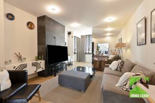 Op zoek naar een instapklare woning waar comfort, hedendaagse afwerking en een centrale ligging perfect samenkomen? Deze gerenoveerde woning in het hart van Tongeren heeft alles in huis om u meteen thuis te laten voelen!<br /><br />De woning werd in 2023 grondig vernieuwd en biedt een aangename woonomgeving met een moderne uitstraling. <br /><br />INDELING: <br />x inkomhal en vestiairehoek; <br />x gezellige woonruimte met vooraan de zithoek; <br />x aansluitend een goed ingerichte keuken met breed aanrecht en kastenwand met inbouwtoestellen; <br />x aparte eethoek met zicht op de binnentuin; <br />x apart gastentoilet.<br /><br />Op de verdieping: <br />x ruime nachthal met brede inbouwkasten; <br />x 2 ruime slaapkamers, waarvan 1 met airco; <br />x knappe badkamer met lavabomeubel, toilet en bad/douche combinatie.<br />x grote zolder met afgewerkte vloer en cv-installatie.<br /><br />Buiten is het heerlijk vertoeven in de gezellige stadstuin met achteraan een praktische buitenberging.<br /><br />Contacteer ons vandaag nog en ontdek zelf de mogelijkheden van deze mooie stadswoning. <br />Voor een bezichtiging kunt u telefonisch een afspraak maken op het nummer 012 23 00 23 of mail uw vragen aan roland@immo-leroi.be.