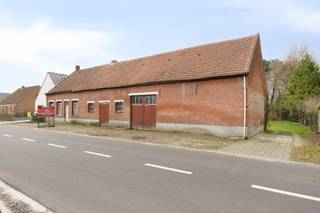 Deze te renoveren, karaktervolle hoeve op een perceel bestaande uit de voorliggende grond en een achterliggend bos, rustig gelegen in de Hessie...