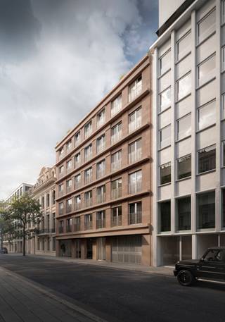 <div>
<div>
<div>
<div>
<p><span>ARENBERG24 - In de historische Arenbergstraat, grenzend aan de bruisende Graanmarkt, verwelkomen we elf exclusieve appartementen, met onder meer een penthouse van </span><span>258 m2 dat zich uitstrekt over de gehele bovenste verdieping.<br /><br />Al de appartementen – met doorzonontwerp – zijn het resultaat van een mooie samenwerking tussen het gerenommeerde Binst Architects en de creatieve hand van interieurarchitect Jim Dierckx. Met een subtiele knipoog naar het rijke verleden van de Arenbergstraat sluit het tijdloos design naadloos aan bij de historische charme van de omgeving. Zowel qua exterieur als interieur wordt elk detail van dit project met zorg ontworpen en verfijnd. De dynamische indeling zorgt ervoor dat u als toekomstige bewoner de configuratie van het appartement kan aanpassen naar eigen wens. Ook bent u vrij in de keuzes van de afwerking van het appartement conform het lastenboek.<br /></span><span>Alle appartementen zijn tevens uitgerust met een ruim terras, dat fungeert als het ideale verlengstuk van de binnenruimte en uitkijkt op de prachtig aangelegde binnentuin</span><span>. </span><span>Deze groene parel, doordacht ontworpen als een echte stadsoase, is rijk aan klimplanten en indrukwekkende meerstammige bomen die schaduw en sereniteit brengen. Hier vind je de perfecte balans tussen </span><span>natuur en stadsleven. Een oase van rust in het hart van de bruisende stad. Verder zorgen duurzame keuzes (individuele warmtepompen, zonnepanelen en doorgedreven isolatie) dat het project Arenberg24 zorgt draagt voor de toekomst. <br /><br /></span><span>Een ondergrondse parkeergarage is, ontegensprekelijk, een enorm voordeel in het centrum van Antwerpen.</span></p>
<p><span> </span></p>
</div>
</div>
</div>
</div>