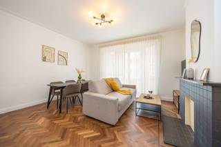 <p>Wonen in een fietsstraat, midden in Antwerpen</p><p>De Van Stralenstraat ligt vlak bij het Centraal Station, de universiteitsbuurt en de Meir. Een plek waar de stad altijd in beweging is, maar waar de straat zelf verrassend rustig blijft. Omdat het een fietsstraat is, gaat het tempo hier net iets anders. Minder haast, meer ruimte voor fietsers en voetgangers. Alles ligt op wandelafstand: winkels, cafés, scholen en openbaar vervoer.</p><p>In dit kleinschalige gebouw bevindt zich een gerenoveerd appartement met een doordachte indeling en aangenaam veel licht.</p><p>• Gelegen in een fietsstraat in hartje Antwerpen<br />• Vlak bij universiteitsbuurt, Centraal Station en de Meir<br />• Gerenoveerd appartement met frisse afwerking<br />• Lichtrijke leefruimte met open keuken<br />• 2 slaapkamers<br />• Extra ruimte voor dressing of bureau<br />• Praktische berging</p><p>Binnen kom je meteen terecht in de leefruimte, waar het daglicht vrij binnenvalt. Grote ramen zorgen voor een open en aangename sfeer. Een plek waar je makkelijk woont, werkt of vrienden ontvangt.<br />De open keuken sluit hier mooi op aan en is praktisch ingericht met voldoende werkruimte en opbergkasten. Alles wat je nodig hebt ligt binnen handbereik. Een keuken waar koken vanzelfsprekend aanvoelt.</p><p>Verder in het appartement vind je twee slaapkamers. De hoofdslaapkamer biedt voldoende ruimte voor een comfortabel bed en kasten. De tweede kamer kan perfect dienen als slaapkamer, bureau of logeerkamer. Daarnaast is er nog extra plaats voorzien waar je een dressing of werkhoek kan inrichten, afhankelijk van hoe je het appartement wil gebruiken.</p><p>De badkamer is modern afgewerkt en uitgerust met een inloopdouche en een stijlvol wastafelmeubel. Verder is er ook een praktische berging voorzien, handig voor wasmachine, voorraad of alles wat je liever netjes uit het zicht houdt.<br />Een appartement met een slimme indeling op een plek waar Antwerpen zich van zijn levendige kant laat zien, met alles wat je nodig hebt op wandelafstand.</p><p>Ontdek het zelf — plan je bezoek via sinjoor.be.<br /></p>