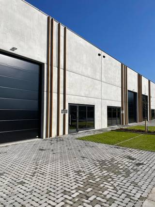 <p>ALGEMEEN<br /><br />Nieuwbouw Bedrijvenpark Ter Biest, perfect gepositioneerd in het hart van Sint-Truiden, te midden van de betoverende landschappen van Limburg. Met zijn unieke locatie en aantrekkelijke omgeving biedt dit park een inspirerende setting voor bedrijven die streven naar groei en succes.</p>
<p>Het park omvat 26 hoogwaardige KMO-units, kantoren en een conciërgerie, ontworpen om te voldoen aan de behoeften van een divers scala aan bedrijven. Of u nu een bedrijf bent dat op zoek is naar een nieuwe locatie of een investeerder die een nieuwe beleggingsopportuniteit zoekt, Bedrijvenpark Ter Biest biedt de ideale omgeving om uw zakelijke ambities te realiseren.</p>
<p>De oppervlakte van deze units varieert tussen 191m² en 758m².<br /><br /><br /></p>