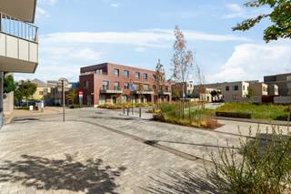 <p>Welkom in de Regattawijk!<br />Wonen op Linkeroever betekent niet dat je afscheid moet nemen van Antwerpen.<br />Integendeel.<br />Zin in de stad? Neem de fiets richting voetgangers- of fietstunnel en even later sta je aan de overkant van de Schelde. Geen eigen fiets bij? Ook de Velo-deelfietsen zijn vlakbij. En wie liever het water kiest, kan met de veerdienst of Waterbus richting rechteroever.<br />Hier krijg je dus de rust en ruimte van Linkeroever met de stad binnen handbereik.<br />En thuis?<br />Twee terrassen om uit te kiezen en een parkeerplaats waar niemand anders met zijn auto op mag.<br /><br />Op de eerste verdieping van een gebouw uit 2018, ligt dit interessant appartement.<br />We komen binnen en wandelen meteen richting de leefruimte.<br />Grote ramen trekken het daglicht naar binnen en de open keuken vormt één geheel met de living.<br />Maar het leukste? <strong>Je hebt hier niet één, maar twee terrassen.<br /></strong>Aan de ene kant een noordgericht terras. Ideaal wanneer je op warme zomerdagen net dat beetje verkoeling zoekt.<br />Aan de andere kant wacht het zuidgerichte terras.<br />Koffie buiten? Aperitief in de zon? Nog snel de laatste zonnestralen meepikken na het werk? Je hoeft alleen maar de juiste deur te kiezen.</p>
<p>Verder zijn er twee slaapkamers en een verzorgde badkamer met douche en dubbele lavabo.<br /><br />En ook achter de schermen zit het goed.<br />Het gebouw dateert van 2018 en is uitgerust met een collectieve warmtepomp en zonnepanelen. Het appartement is energiezuinig en de elektrische installatie is conform.</p>
<p>En dan is er nog eentje die we zeker niet mogen vergeten.<br />De autostaanplaats is inbegrepen in de prijs.</p>
<p>Troeven: <br />- Gelegen in de Regatta-wijk op Linkeroever<br />- Recent gebouw uit 2018<br />- Zuid-en noordgericht terras<br />- Energiezuinig<br />- Collectieve warmtepomp<br />- Zonnepanelen<br />- AREI conform<br /><strong>- Autostaanplaats inbegrepen in de prijs</strong></p>