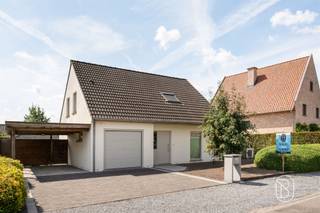Cette maison familiale rénovée est située dans un quartier résidentiel calme de Zulte. Grâce à ses finitions de qualité et à de nombreux aménagements durables, c'est une maison prête à emménager où le confort est au cœur de tout.Au rez-de-chaussée, vous profiterez d’un espace de vie spacieux et lumineux avec parquet, ouvert sur la cuisine et l’agréable véranda donnant sur le jardin magnifiquement aménagé. La véranda fait le lien entre l’intérieur et l’extérieur et offre un espace de vie supplémentaire baigné de lumière naturelle.Au premier étage se trouvent trois chambres à coucher à part entière. La chambre parentale dispose de son propre sauna, ce qui apporte un confort et un luxe supplémentaires.Cette maison allie confort et efficacité énergétique grâce à la présence de 18 panneaux solaires. Elle dispose en outre d’un abri de jardin rénové et autorisé, d’une buanderie pratique avec des placards sur mesure, d’un garage, d’un débarras et d’une grande allée pouvant accueillir deux voitures.Le jardin bien entretenu est équipé d'un arrosage automatique et d'un câble pour tondeuse robot, ce qui réduit également l'entretien extérieur au minimum.Vous recherchez une maison spacieuse, prête à emménager, durable et dotée de tout le confort ? Alors cette propriété mérite certainement une visite.