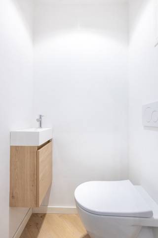 <p>Op een steenworp van de Hallepoort, in een levendige wijk die gegeerd is om haar mobiliteit, handelszaken en typisch Brusselse sfeer, bevindt zich een kleine, volledig gerenoveerde mede-eigendom. Op de 1e verdieping biedt dit 2-slaapkamerappartement van ± 64 m² een uitstekende ligging, veel lichtinval, functionaliteit en een onberispelijke staat.<br />Vanaf de inkom is het meteen duidelijk: een instapklaar pand. Natuurlijk licht stroomt door de woonkamer van ± 20 m², benadrukt het warme parket en de strakke lijnen van de ruimte. Ingebouwde kasten zorgen voor een ordelijk en optimaal ingericht interieur. De volledig uitgeruste open keuken sluit harmonieus aan op de leefruimte. Modern en functioneel, met een ontbijthoek, ideaal voor drukke ochtenden en gezellige avonden met vrienden.<br />Het nachtgedeelte omvat twee comfortabele slaapkamers (± 12 m² en ± 10 m²), beide met parket, in een rustige en aangename sfeer. De hedendaagse douchekamer en het toilet bieden het moderne comfort dat men zoekt.<br />Praktisch: balkon, fietsenberging en privatieve kelder vervolledigen het geheel. Volledig vernieuwd met kwaliteitsmaterialen is dit een echte sleutel-op-de-deurwoning, ideaal voor eigen bewoning of als investering dankzij de strategische ligging en de totale renovatie van het gebouw. EPC: D (voorlopige score). Oppervlaktes indicatief.<br /><br />Voorzieningenkosten: te bepalen – nieuwe mede-eigendom in oprichting.</p>
<p><span>1e verdieping</span> :</p>
<ul>
<li>Woonkamer ± 20 m² (parket)</li>
<li>Super ingerichte keuken ± 6 m² (tegelvloer)</li>
<li>Balkon</li>
<li>Slaapkamer 1 ± 10 m² (parket)</li>
<li>Slaapkamer 2 ± 12 m² (parket)</li>
<li>Douchekamer ± 4 m² (parket)</li>
<li>WC</li>
</ul>
Kelder<br />Fietsenberging