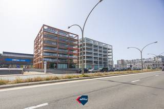 Ontdek dit recent en stijlvol appartement met 2 slaapkamers, gelegen op de derde verdieping van residentie Infinity II in Oostende. Dankzij de uitstekende ligging geniet u hier van een unieke combinatie van rust, comfort en een prachtig lateraal zeezicht, gecombineerd met een open zicht op de golf. Het appartement beschikt over een lichtrijke leefruimte met grote raampartijen die zorgen voor een aangenaam ruimtelijk gevoel. Aansluitend bevindt zich het ruime terras aan de voorzijde, waar u in alle rust kunt genieten van het lateraal zeezicht en een open zicht op de golf. Aan de achterzijde bevindt zich een tweede ruim terras, ideaal om op elk moment van de dag van zon of schaduw te genieten. De open keuken is modern ingericht en sluit perfect aan bij de leefruimte, wat zorgt voor een gezellige en praktische indeling. Verder beschikt het appartement over twee volwaardige slaapkamers, een hedendaagse badkamer en een afzonderlijk toilet. Extra troeven zijn de privatieve fietsenberging en de mogelijkheid om een garage in het gebouw aan te kopen, wat zorgt voor extra comfort en een vlotte parkeeroplossing aan zee. Dankzij de topligging nabij de zeedijk, winkels, restaurants en openbaar vervoer is dit appartement ideaal als vaste woonst, tweede verblijf of investering aan de Belgische kust.