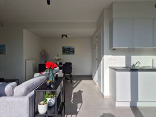 <p><span>Temse </span><span>- Ben je op zoek naar een instapklaar appartement  aan de Zaat in Temse? Kijk dan snel even verder!</span></p><p><span> </span></p><p><span>Enkele troeven op een rij:</span></p><ul><li><span>Rustige ligging met veel groen</span></li><li><span>Op wandelafstand van de Schelde</span></li><li><span>Winkels en openbaar vervoer vlakbij</span></li><li><span>Instapklaar én energiezuinig (EPC A)</span></li><li><span>Autostaanplaats en privatieve berging in de kelder</span></li></ul><p><span> </span></p><p><span>De indeling is als volgt:</span></p><p><span>Ruime inkomhal die ook dienst kan doen als bureel, apart toilet, gezellige woonkamer met veel lichtinval door de grote raampartijen, open ingerichte keuken met toestellen, berging/wasplaats,</span></p><p><span>één ruime slaapkamer met aansluitend de badkamer (inloopdouche en lavabomeubel), prachtig ruim terras aan de voorkant, .</span></p><p><span>In de kelder is er een autostaanplaats en ruime kelderberging.</span></p><p><span> </span></p><p><span>Verwarming op aardgas.</span></p><p><span>Ventilatie D</span></p><p><span> </span></p><p><span>Beschikbaar </span><span>vanaf 1/11/2026</span></p><p><span>Huurprijs</span><span>: € 830 (inclusief autostaanplaats en kelderberging) + € 90 provisie algemene onkosten</span></p><p><span>EPC</span><span>: 46</span></p><p><span> </span></p><p><span>Interesse in dit tof appartement? Vraag dan snel je bezoek aan via onze website!</span></p>