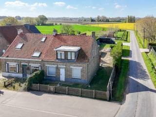 Welkom in deze woning gelegen in de Amersveldestraat 193 te Kortemark, een opportuniteit voor wie op zoek is naar een project dat volledig naar eigen smaak en wensen kan worden afgewerkt.<br /><br />De woning bevindt zich momenteel in ruwbouwstaat, wat u de vrijheid geeft om de indeling, afwerking en technieken volledig zelf te bepalen. Dankzij de reeds aanwezige structuur en volumes beschikt deze eigendom over een uitstekende basis.<br /><br />De woning verwelkomt u in de inkomhal met gastentoilet. Verder is er een open zone die perfect kan worden ingericht als leefruimte, eetplaats en keuken. Aansluitend aan de keuken is er een praktische bergruimte/wasplaats voorzien. Verder beschikt de woning over een extra gelijkvloerse kamer die ideaal kan dienen als bureau of slaapkamer.<br /><br />De eerste verdieping biedt plaats voor drie volwaardige slaapkamers en een badkamer, waardoor deze woning perfect geschikt is voor gezinnen of wie nood heeft aan extra ruimte.<br /><br />Buiten geniet u van een aangename tuin. De rustige, landelijke ligging zorgt voor een aangenaam woonklimaat, met een vlotte bereikbaarheid naar het centrum van Kortemark en omliggende gemeenten.<br /><br />Er is mogelijkheid tot het aankopen van een stuk tuin +/- 800 m.<br />De vermelde prijs is een richtprijs; elk bod, zowel hoger als lager, wordt voorgelegd aan de eigenaar, die zich het recht voorbehoudt dit te aanvaarden of te weigeren.<br /><br />Neem voorsprong met een vrijblijvende en gratis schatting van uw eigendom via:<br />www.residentievastgoed.be/gratisonlineschatten