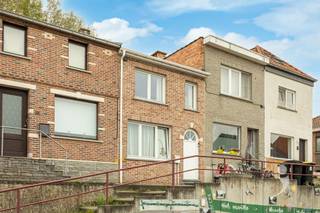<p><span>Op zoek naar een instapklare woning met een uitstekende ligging? </span></p><p><span>Deze charmante rijwoning combineert comfortabel wonen met de nabijheid van het centrum van Aarschot. </span></p><p><span> </span></p><p><span>Op het gelijkvloers beschikt de woning over een gezellige leefruimte met een open, hedendaags ingerichte keuken. </span></p><p><span>Verder vinden we hier een apart toilet en een praktische badkamer. </span></p><p><span> </span></p><p><span>De eerste verdieping omvat twee mooie, volwaardige kamers, die naar wens kunnen worden ingericht als slaapkamers, bureau of hobbyruimte. </span></p><p><span> </span></p><p><span>Een absolute troef is het ruime terras, waar je in alle rust kunt genieten van zonnige dagen. </span></p><p><span>Achteraan bevindt zich bovendien een ruime bergplaats, ideaal voor fietsen, tuinmateriaal en extra stockage. </span></p><p><span> </span></p><p><span>De ligging maakt deze woning bijzonder interessant: rustig wonen en toch vlak bij het centrum van Aarschot, met winkels, scholen, horeca en alle dagelijkse voorzieningen op korte afstand. </span></p><p><span>Bovendien is er gratis parkeergelegenheid in de onmiddellijke omgeving. </span></p><p><span> </span></p><p><span>Interesse? Contacteer ons via 16 15 31 19 of info@immolivit.be</span><span> </span></p><p><span> </span></p>
