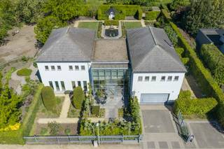 Gelegen in de nabijheid van de Mombeekvallei en op slecht 10 minuutjes van het centrum van Hasselt vinden we deze prachtige en luxueuze villa terug...