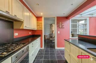 De moeite waard!Een uniek huis met 3 slaapkamers, leuke stadskoer en garage op wandelafstand van het centrum van Roeselare.De woning heeft volgende indeling:Gelijkvloers: - Leefruimte - Ingerichte keuken voorzien van 4 kookplaten, dampkap, oven, koelkast, vaatwas en dubbele spoelbak- Eethoek- Badkamer met lavabo en douche- Apart toilet- Zonning terras- Garage1ste verdiep:- 2 slaapkamers2de verdiep:- Ruime slaapkamer Specifieke kenmerken:- Gezellige woning met ruimte- Centrale ligging nabij het centrum van Roeselare op wandelafstand van scholen, winkels....Ben jij benieuwd naar dit gezellig huis op een toplocatie van Roeselare? Neem dan zeker contact op. Zeker een bezoek waard! Deze AI-visualisaties zijn bedoeld als inspiratie. Er werd geen rekening gehouden met technische specificaties, stedenbouwkundige voorschriften of de concrete mogelijkheden tot realisatie.Dit pand is onderworpen aan de renovatieverplichting van de Vlaamse overheid voor residentiële gebouwen (behoudens bij sloop binnen 5 jaar na de aankoop). Consulteer voor meer informatie de website van het Vlaams Energie- en Klimaatagentschap via https://www.vlaanderen.be/een-woning-kopen/renovatieverplichting-voor-residentiele-gebouwen