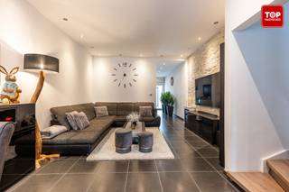 Deze volledig gerenoveerde woning is gelegen in centrum Wetteren, een aangename en gunstig gelegen buurt met winkels, scholen, openbaar vervoer...