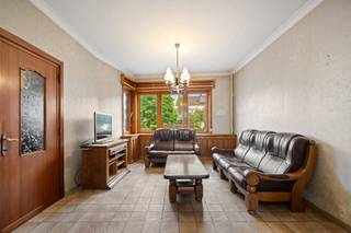 <p>Op zoek naar een ruime woning met een grote tuin op een uitstekende locatie in Kessel-Lo?</p>
<p>Deze woning combineert een rustige ligging met een vlotte bereikbaarheid en biedt dankzij haar omvang en indeling bijzonder veel potentieel.</p>
<p><br /><br />De woning is gelegen in een rustige omgeving, op korte afstand van Leuven en met een vlotte verbinding naar de belangrijkste invalswegen. Winkels, scholen en andere voorzieningen bevinden zich eveneens in de nabije omgeving.</p>
<p><br />Met een oppervlakte van maar liefst 244 m² beschikt de woning over bijzonder veel ruimte. Op het gelijkvloers vinden we een ruime inkomhal met apart toilet, een leef- en eetruimte, de keuken en een veranda met zicht en toegang tot de tuin.</p>
<p><br /><br />De eerste verdieping omvat 3 slaapkamers en een badkamer. Op de tweede verdieping bevinden zich nog 2 ruime slaapkamers en een kleine zolderruimte. In totaal zijn er maar liefst 5 slaapkamers, ideaal voor een groot gezin, wie extra ruimte nodig heeft of wie wonen en werken wil combineren.</p>
<p><br /><br />Een absolute troef is de grote zuidwest georiënteerde tuin, waar u dankzij de gunstige oriëntatie volop van de namiddag- en avondzon kunt genieten. De woning beschikt daarnaast over een oprit en een inpandige garage. De ruime kelder biedt heel wat extra bergruimte en beschikt bovendien over een rechtstreekse toegang tot de tuin.</p>
<p><br /><br />De woning biedt een uitstekende basis om volledig naar eigen smaak en wensen te moderniseren. Bovendien werden de voorbije jaren reeds enkele belangrijke investeringen uitgevoerd, zo werd de cv-ketel recent vernieuwd, het dak gerenoveerd en een deel van de ramen vervangen.</p>
<p><br /><br />Kortom: een bijzonder ruime woning met 5 slaapkamers, inpandige garage en grote tuin, gelegen op een gegeerde locatie in Kessel-Lo. Een ideale opportuniteit voor wie op zoek is naar een woning met ruimte én renovatiepotentieel, op slechts een steenworp van Leuven.</p>
<p><br /><br /></p>
<p>Interesse? Aarzel niet en contacteer BVM Vastgoed op 016 23 21 45 of via info@bvm-vastgoed.be</p>