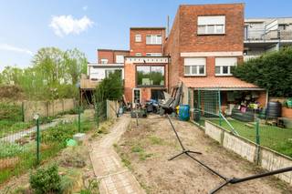 Zeer centraal gelegen woning aan de Boomsestraat, tussen Boom en Niel-centrum, grenzend aan natuurgebied.  Dit huis bevindt zich op wandelafstand van enkele winkels en het openbaar vervoer.  De oprit van de A12 Antwerpen-Brussel ligt op slechts enkele minuten rijden, ideaal voor woon-werkverkeer.  Zeer rustige en aangename woonomgeving!  <br /><br />De indeling van dit huis is als volgende: -1: volledige onderkeldering op stahoogte met berging en keuken; GLVL: een inkomhall, een apart toilet, een woonkamer en een modern ingerichte keuken; 1eV: een traphall, 2 slaapkamers en een wasplaats; 2eV: een nachthall, een nieuw ingerichte badkamer met toilet en 2 slaapkamers.  Er is parkeergelegenheid in de eigen inpandige garage voor een kleine wagen.  Verder is er nog een zongerichte tuin met uitweg.<br /><br />Dit eigendom werd steeds goed onderhouden.  Mits enige afwerkingen wordt ze helemaal instapklaar!  12 zonnepanelen + thuisbatterij 5Kw aanwezig. Het dak is geïsoleerd. <br /><br />Voor meer informatie of een afspraak ter plaatse, kan u ons contacteren via 03 459 99 99 of info@leximmo.be!