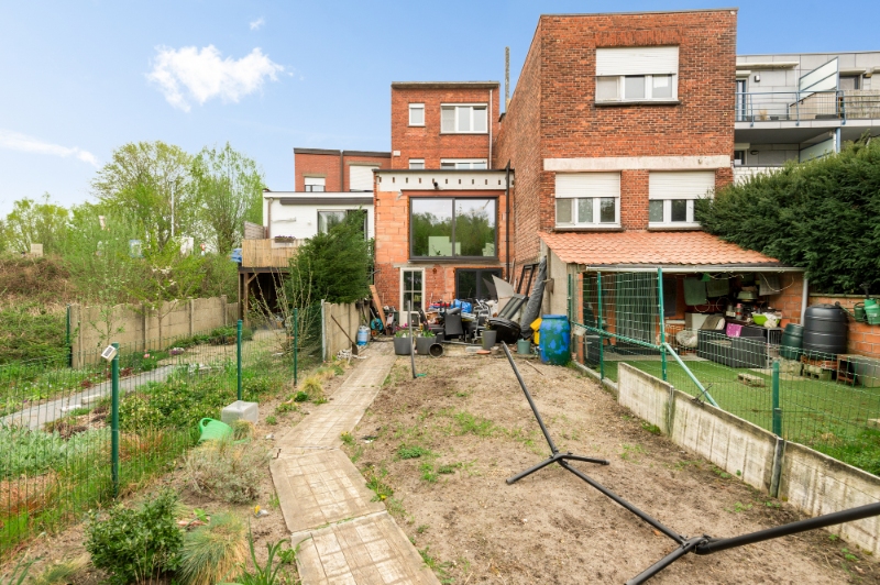 Centraal gelegen rijwoning met 4 SLK, garage en Z-tuin - foto 2
