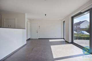 <p><strong>Instapklaar gelijkvloers appartement met ruim terras, autostaanplaats en kelderberging</strong></p>
<p>Comfortabel wonen op een praktische locatie? Dit verzorgde gelijkvloerse appartement combineert een doordachte indeling met alle hedendaagse wooncomfort en vormt de ideale thuisbasis voor zowel starters, alleenstaanden als senioren.</p>
<p>Bij het binnenkomen wordt u verwelkomd in de aangename leefruimte met open ingerichte keuken. De grote raampartijen zorgen voor een mooie lichtinval en creëren een ruimtelijk gevoel. Aansluitend bevindt zich een praktische berging met de cv-installatie en extra opbergruimte.</p>
<p>Het appartement beschikt over een ruime slaapkamer en een volledig uitgeruste badkamer voorzien van een lavabomeubel, ligbad en afzonderlijke douche. Daarnaast is er een apart gastentoilet aanwezig.</p>
<p>Het royale terras ligt aan de voorzijde van het appartement.</p>
<p>Ook aan praktisch comfort werd gedacht met een privatieve kelderberging, een ondergrondse autostaanplaats en een lift in het gebouw.</p>
<p>Met een bewoonbare oppervlakte van circa 60 m² biedt dit appartement een uitstekende combinatie van comfort, onderhoudsgemak en functionaliteit. Bovendien vormt het dankzij de aantrekkelijke indeling en beperkte onderhoudskosten eveneens een interessante investering voor verhuur.</p>
<p><strong>Troeven</strong></p>
<p>✔ Gelijkvloers appartement<br />✔ Bewoonbare oppervlakte ca. 60 m²<br />✔ Lichtrijke leefruimte met open keuken<br />✔ Ruime slaapkamer<br />✔ Badkamer met ligbad en douche<br />✔ Apart toilet<br />✔ Praktische berging<br />✔ Ruim zonnig terras<br />✔ Ondergrondse autostaanplaats inbegrepen<br />✔ Privatieve kelderberging<br />✔ Lift aanwezig<br />✔ Interessant als eigen woonst én als investering</p>
<p><strong>Bent u op zoek naar een comfortabel appartement waar u meteen kunt intrekken? Contacteer ons vandaag nog voor een bezoek ter plaatse.</strong></p>