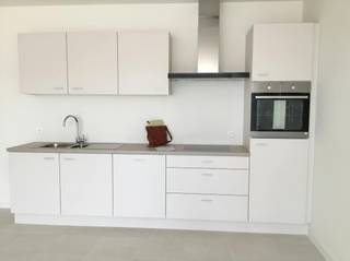 Welkom in dit appartement uit 2022, uitstekend gelegen in de Frans Timmermansstraat 111 te Zellik. Deze moderne en energiezuinige woonst combineert hedendaags comfort, kwalitatieve afwerking en een praktische indeling.<br /><br />• Het appartement beschikt over:<br /><br />• Inkomhal met apart gastentoilet<br /><br />• Praktische berging met nodige aansluitingen en extra opbergruimte<br /><br />• Ruime en lichtrijke woonkamer die het hart van de woning vormt<br /><br />• Open, volledig geïnstalleerde keuken die voldoet aan alle moderne comfort- en toesteleisen<br /><br />• 2 volwaardige slaapkamers<br /><br />• Eigentijdse badkamer voorzien van een stijlvolle Italiaanse inloopdouche en een modern lavabomeubel<br /><br />Een van de grootste troeven van dit vastgoed is de uitstekende toegankelijkheid tot het terras: zowel vanuit de woonkamer als vanuit de twee slaapkamers heeft u rechtstreeks toegang tot dit aangename buitengedeelte, waar u heerlijk kunt ontspannen.<br /><br />Op het ondergrondse niveau (-1) bevindt zich een autostaanplaats met bijhorende private kelderberging. Deze zijn optioneel aan te kopen voor een meerprijs van € 30.000.<br /><br />Gelegen op een vlot bereikbare locatie in Zellik, nabij openbaar vervoer, winkels, scholen en belangrijke invalswegen richting Brussel en de Ring. Een ideale match voor wie op zoek is naar een instapklaar appartement, een eerste eigen woning of een waardevaste investering.<br /><br />Neem contact op voor meer informatie of om een bezoek in te plannen.<br /><br />Bestuursmaatregelen in het maatregelenregister: nee