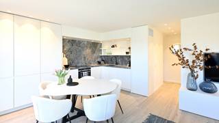 <p>Unieke penthouse met zij zeezicht, gelegen op 120 meter van de zeedijk en beschikt over terrassen waar je heerlijk kunt genieten van zowel de ochtend-, middag- als avondzon. <br /><br />De samenstelling van dit appartement is als volgt: inkomhal met gastentoilet, ruime woonkamer die uitgeeft met schuiframen op een prachtig zonneterras waar je kunt genieten van het zijdelings zeezicht, volledig uitgeruste open keuken met marmeren werkblad, twee volwaardige slaapkamers die elk beschikken over hun eigen douchekamer en voorzien van ingebouwde kleerkasten. Beide kamers hebben toegang tot het terras achteraan. Mogelijkheid tot huren van een autostaanplaats in overliggend gebouw. <br /><br />Het appartement werd volledig vernieuwd met oog voor detail. <br /><br />EPC: 180 kWh/(m² jaar) (UC: 2923965)</p>