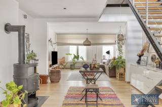 <p><span>Mollem - Charmant eengezinshuis met zwembad.</span></p><p><span> </span></p><p><span>Bij binnenkomst wordt u meteen verleid door de ruime en lichte woonkamer die uitkomt op een ingerichte keuken en een ruime eetkamer. Aan de achterkant van het huis bevinden zich een badkamer en een wasruimte.</span></p><p><span>Op de eerste verdieping bevindt zich een mooie kantoorruimte of speelkamer, aangevuld met een slaapkamer met inbouwkasten. </span></p><p><span>De tweede verdieping biedt een grote slaapkamer met een verhoogd platform en een extra slaapkamer, die veel ruimte en tal van inrichtingsmogelijkheden biedt.</span></p><p><span> </span></p><p><span>Buiten geeft het terras toegang tot een grote tuin en het zwembad.</span></p><p><span> </span></p><p><span>Aanwezigheid van zonnepanelen.</span></p><p><span> </span></p><p><span>Dankzij de gewilde ligging in Mollem, dicht bij winkels, scholen en openbaar vervoer, combineert dit huis comfort, functionaliteit en levenskwaliteit.</span></p><p><span> </span></p><p><span>Voor meer informatie of om een bezichtiging te plannen, kunt u contact met ons opnemen op 02/460.42.01 of via info@square-estate.be</span></p>