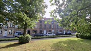 Deze <strong>2-slaapkamerwoning</strong> met <strong>stadsterrasje</strong> heeft een uitstekende ligging in <strong>Brugge</strong> met zicht op de <strong>Boeverievest.</strong><br />Vlakbij de Smedenpoort, stadswallen, winkels en 't Zand en dichtbij het bus- en treinstation en uitvalswegen.<br />Troeven : de zeer goede ligging bezorgt de woning een uitstekende Mobiscore van 9,3 op 10 !<br />Thans verhuurd en dus ook interessant als vastgoedinvestering<br /><br />Omvat een inkom, lichtrijke living met eetplaats, ingerichte keuken, berging, kelder, 2 slaapkamers, badkamer met douche, grote zolder en een stadsterrasje.<br />Vg,Wche,Gmo,Gvkr,Gvv Dit pand is onderhevig aan de renovatieplicht van residentieel vastgoed opgelegd door de Vlaamse overheid.<br />P-score=A G-score=A<br />#leukwonen #brugge #vastgoedinvestering<br /><br />Bewoonbare oppervlakte: 120 m²<br />Totale oppervlakte: 63 m²