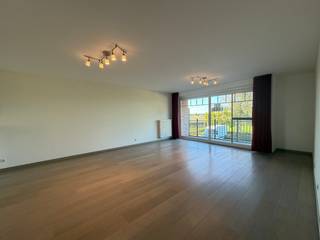 <p>Nieuwbouwappartement gelegen aan de rand van dorpskern van Kaprijke met prachtig uitzicht vanop het terras. Het appartement omvat een ruime inkom - gastentoilet - living met parket en open ingerichte keuken met aanpalende berging - twee slaapkamers belegd met laminaat - badkamer met douchen ligbad en wastafel - wasplaats/berging - ruime garage. Er is een balkon vooraan het gebouw en mooi en ruim terras achteraan. Het appartement werd volledig geverfd en is dus bijgevolg instapklaar en het beschikt over heel veel lichtinval. Het appartement is heel energiezuinig en er is een lift aanwezig in de residentie - appartement gelegen op de 1° verdieping. Huisdieren zijn niet toegelaten. Provisie gemeenschappelijke kosten: €165 per maand met jaarlijkse afrekening.</p>