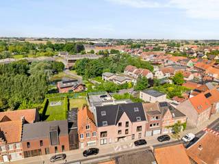 Deze ruime nieuwbouwappartement biedt een grote lichtrijke leefruimte met een uitgeruste keuken, 2 SLPKS en zongerichte terrasONTDEK ONZE...
