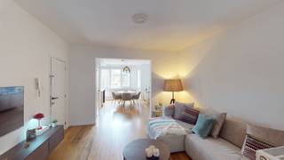 <p><span><strong>Gemeubeld twee-slaapkamer appartement </strong>op <strong>wandelafstand van het Rivierenhof. </strong><br /><br />Het appartement bevindt zich op de <strong>eerste verdieping van een kleinschalige residentie</strong>. Uitstekend gelegen, op wandelafstand van scholen, winkels, openbaar vervoer, enzovoort. Van hieruit heeft u een vlotte verbinding met belangrijke uitvalswegen.<br /><br />Via de trap komt u binnen in de ruime en lichte living. Aangrenzend een volledig ingerichte <strong>open keuke</strong>n met ontbijthoek en een mooi zicht naar buiten. <br /><br />Het appartement beschikt verder over een badkamer met <strong>inloopdouche en ligbad, </strong>en een royale wastafel en toilet. Achteraan vindt u de <strong>ruime master </strong>slaapkamer en een tweede slaapkamer met tussenin een wasplaats. <br /></span><br />De gemeenschappelijke kosten bedragen <strong>35 euro per maand incl. privaat waterverbruik. </strong></p>
<p>Bijzonderheden:</p>
- Centraal gelegen in Deurne <br />- Op wandelafstand van openbaar vervoer <br />- Inclusief kelderberging