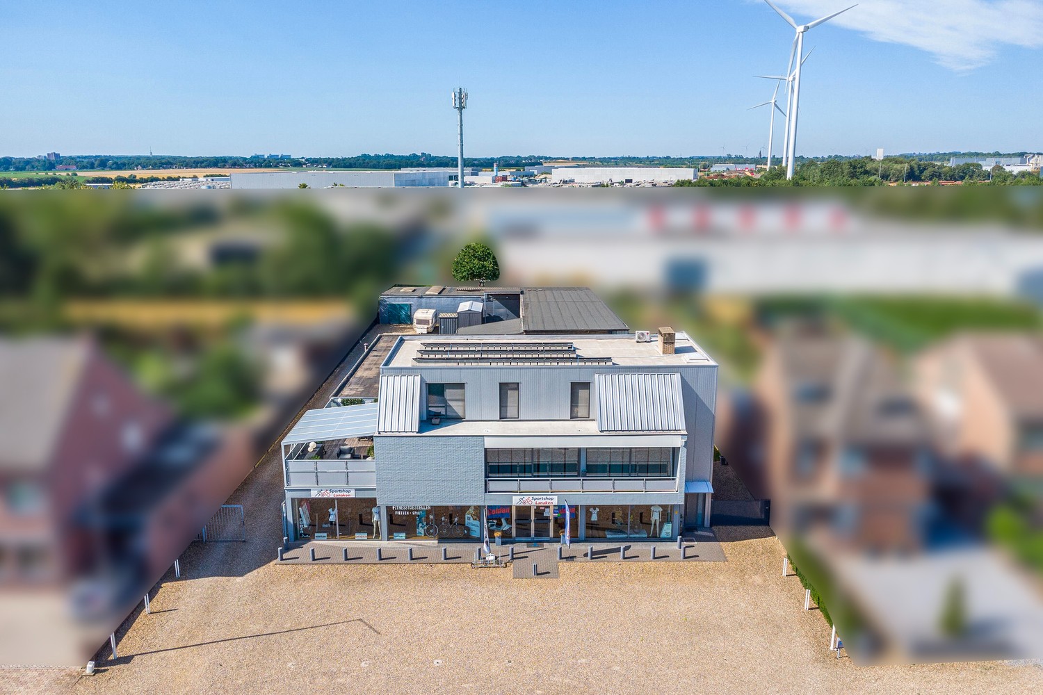 Handelsruimte met luxe duplex-appartement en verhuurde loodsen op het industrieterrein in Lanaken - foto 1