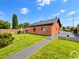 Deze charmante open bebouwing, gelegen in het hart van Zillebeke, is een unieke kans! Met een gunstig EPC, twee slaapkamers op het gelijkvloers, de mogelijkheid tot een derde slaapkamer én een vernieuwde badkamer biedt deze woning heel wat troeven.<br /><br />ONTDEK DE VASTGOEDVIDEO; https://youtube.com/embed/_qYe39VkLeU<br /><br />Indeling;<br /><br />Inkomhal (2,5m²) - leefruimte met gaskachel (47m²) - uitgeruste keuken met vitro keramisch kookplaat, wastafel, vaatwasser, oven, microgolf (13m²) - berging - apart toilet - badkamer met ligbad, inloopdouche, enkele wastafel en handdoekradiator (7m²) - 2 SLPKS op het gelijkvloers (13m² - 10,5m²) - wasberging (1,4m²) - garage (12m²) (3,3 L x 3,7B) - oprijlaan (85m²) - tuin (272,5m²) - tuinhuis <br /><br />1ste verdieping;<br /><br />Ruime zolder met vaste trap/ mogelijkheid om extra kamer + bergruimte (29m²) <br /><br />Extra: overal centrale verwarming, rolluiken, oprit voor 2 auto's + oprijlaan, geen renovatieplicht, conforme elektriciteit, asbestveilig, zeer rustige ligging, ...