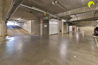 Op een ideale locatie in het centrum van Mortsel, vinden we deze ondergrondse autostaanplaats in een verzorgd en recent gebouw. De garage is 24/24...