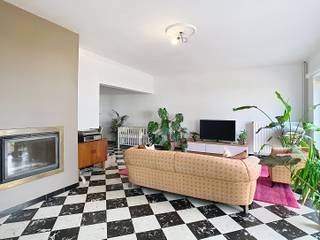 <p>Cette maison jumelée à louer près de Louvain offre un bel équilibre entre espace, confort et situation privilégiée. Implantée dans un quartier calme, elle convient parfaitement à une famille souhaitant profiter d'un environnement agréable tout en restant proche de toutes les facilités.</p><p>Dès l'entrée, le hall accueille les visiteurs avec des toilettes séparées. Il mène vers un séjour lumineux bénéficiant d'une belle luminosité naturelle et vers une cuisine fonctionnelle. Un garage intégré, une cave pratique ainsi que deux emplacements de parking privatifs devant la maison complètent le confort quotidien.</p><p>À l'étage, la maison propose quatre chambres offrant de nombreuses possibilités d'aménagement. La salle de bains est équipée d'une baignoire et d'une douche. Un second toilette séparé ainsi qu'un espace de rangement supplémentaire apportent un confort appréciable.</p><p>Les espaces extérieurs constituent un véritable atout avec un vaste jardin avant et un grand jardin arrière où vous pourrez profiter pleinement des beaux jours dans un environnement paisible.</p><p>La situation est particulièrement recherchée grâce à la proximité des commerces, des écoles, des transports en commun et des principaux axes de circulation vers Louvain et les environs.</p><p>Vous souhaitez découvrir cette maison familiale spacieuse à louer près de Louvain ? Contactez-nous pour organiser une visite.</p>