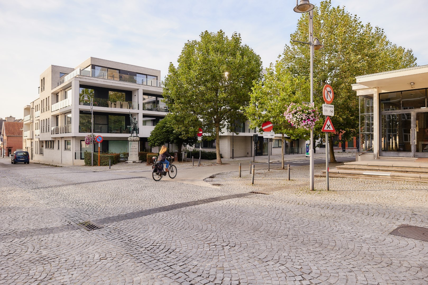 Parkeerplaatsen te koop in garage op de markt van Zwevezele - foto 2