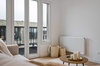 <p>Op een toplocatie middenin het kloppende hart van ’t stad – strategisch gelegen tussen Zurenborg en het bruisende centrum vind je dit spiksplinternieuw appartement terug dewelke tot in de puntjes werd afgewerkt met een oog voor stijl, detail én duurzaamheid. Zo maakte men gebruik van kwaliteitsvolle materialen met een trendy uitstraling, dit komt volledig tot zijn recht in de lichtrijke leefruimte met aangrenzend de open keuken. Men straalt hier pure luxe uit dankzij hoogwaardige toestellen, een donkere houtkleurige bekleding en een marmeren-look werkblad<br />- dit is een plek waar design en comfort perfect hand in hand gaat! Verder beschikt dit appartement over maar liefst 2 slaapkamers (13 m² &amp; 8 m²) en uiteraard een badkamer die werd uitgerust met een inloopdouche, dubbele lavabo in meubel én een praktische handdoekradiator – dit alles in een stijlvol jasje met verfijnde zwarte accenten. Als kers op de taart heb je hier toegang tot een terras van 10 m² waar je volledig tot rust kan komen in het hele stadsgebeuren.</p>
<p><strong>Verkoop onder BTW: 21 %.</strong></p>
<p><strong>Technische gegevens: </strong>Berging met aansluitingen voor was- en droogmachine + kelderberging aanwezig! EPB-dossier in opmaak.</p>
<p><strong>Stedenbouwkundige inlichtingen en bodemattest aanwezig. Bevindt zich niet in een risicozone voor overstromingen (P- en G-score D). Renovatieverplichting &amp; asbestattest niet van toepassing.</strong></p>