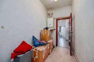 <p><span>Charmant appartement</span><span> met 1 slaapkamer op zeer gunstige locatie!</span></p><p><span> </span></p><p><span>Zeer gunstig en centraal gelegen</span><span> vlakbij winkels, scholen en openbaar vervoer én met een vlotte verbinding naar omliggende gemeentes en uitvalswegen.</span></p><p><span> </span></p><p><span>Het appartement bevindt zich op de tweede verdieping van een </span><span>kleinschalig gebouw</span><span>. </span></p><p><span>We betreden de woning via de inkomhal. Deze verleent meteen toegang tot de</span><span> keuken.</span><span>Vooraan vinden we de gezellige leef- en eetruimte. </span></p><p><span>In het hart van het appartement vinden we een </span><span>volwaardige slaapkamer</span><span>. </span></p><p><span>Tot slot de </span><span>badkamer</span><span>, met douche, lavabo en toilet.</span></p><p><span> </span></p><p><span>Indeling</span></p><p><span> </span></p><p><span>- Inkomhal</span></p><p><span>- Leef- en eetruimte </span></p><p><span>- Aparte keuken</span></p><p><span>- Badkamer met douche, toilet en lavabo</span></p><p><span>- Slaapkamer</span></p><p><span> </span></p><p><span>Bijzonderheden</span></p><p><span>- </span><span>65m² (cfr. EPC)</span></p><p><span>- </span><span>Momenteel verhuurd!</span></p><p><span>- Toplocatie</span></p><p><span>- Kelderberging</span></p><p><span>- Meters apart<br />- Dak geïsoleerd in 2025 (14 cm)</span></p><p><span> </span></p><p><span>Ben jij geïnteresseerd in dit appartement te koop in Deurne, ben je op zoek naar ander vastgoed of wens je de waarde van jouw eigendom te kennen? Dan ben je bij BOLT immo aan het juiste adres! Wij helpen jou graag verder.</span><span> </span></p><p><span> </span></p>