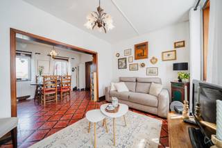 <div>
<div>
<div>
<div>
<p><strong>Volledige voorstelling:</strong><span></span></p>
<p><strong>We Invest Hesbaye</strong> biedt u deze aangename 4-gevelwoning aan, gelegen in Orp-le-Grand op een perceel van 410 m².</p>
<p><strong>Indeling:</strong><br /><strong>Gelijkvloers:</strong> inkomhal, woonkamer, eetkamer en keuken met rechtstreekse toegang tot het terras.</p>
<p><strong>Eerste verdieping:</strong> nachthal, 2 slaapkamers (12,5 m² en 12 m²), evenals een douchekamer met toilet.</p>
<p><strong>Kelderverdieping:</strong> drie kelders, wasruimte met toegang tot de tuin, apart toilet, kelderhal en een ruime polyvalente ruimte van 29,4 m² met tal van inrichtingsmogelijkheden.</p>
<p><strong>Buiten:</strong><br />Terras van 23 m² en een aangename vlakke tuin met oostelijke oriëntatie, ideaal om van de mooie dagen te genieten. Daarnaast is er ook een ruim overdekt terras.</p>
<p><strong>Technische kenmerken:</strong><br />Centrale verwarming op stookolie (Saint-Roch), warmwaterproductie via een boiler van 100 liter, PVC-ramen met dubbele beglazing, tweevoudige elektriciteitsmeter, zichtbare stookolietank van 3.900 liter en een ingegraven watertank.</p>
<p><strong>EPC:</strong> Energieklasse G – Energieverbruik: 55.868 kWh/jaar – 548 kWh/m²/jaar<br />Rapportnummer: 20260326048067</p>
<p>Hoewel de woning zeer goed onderhouden werd, zijn er zoals u begrijpt renovatiewerken te voorzien. Eens gerenoveerd wordt dit een echte parel en zal ze liefhebbers van rust en sereniteit weten te bekoren.</p>
<p>Bod onder voorbehoud van aanvaarding door de eigenaars.</p>
<p>Zin om deze woning met een mooi potentieel te ontdekken?</p>
<p>Neem rechtstreeks contact met ons op om andere exclusieve opportuniteiten te ontvangen!</p>
<p>Wij begeleiden u bij uw aankoop- of investeringsproject, evenals bij de verkoop van uw eigendom.</p>
</div>
</div>
</div>
</div>