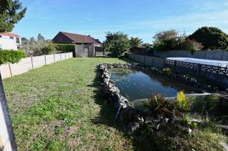 Eengezinswoning met 3 slaapkamers en diepe tuin . <br /><br />Indeling : Inkomhal , woonkamer , keuken , badkamer , wasplaats.<br />Verdiep : 3 slaapkamers .<br /><br />Garage + tuinberging. <br /><br />Renovatieverplichting van toepassing.<br />Attesten te downloaden op onze website.<br /><br />