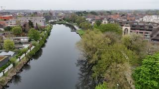 Welkom in dit appartement op het 2de verdiep. <br />De ruime inkomhall met bel en brievenbussen brengt u naar de algemene inkomhal met toegang naar de gemeenschappelijke fietsenberging, de ruime privé berging op -1, en naar de trappenhal.<br /><br />Via de trappen bereik je het 2 de verdiep waar er 3 woonentiteiten zijn.<br />Dit appartement heeft de volgende indeling: inkom, 2 slaapkamers met mooi weids zicht op het water, badkamer met douche en wastafel, berging met de technische verwarming, afzonderlijk toilet, ruime leefruimte met recente ramen en een leefkeuken met een te renoveren keuken.<br />Mogelijkheid voor een ruime garage te kopen met elektrische poort van 25.000 euro.<br />Neem vrijblijvend contact op met maggie@vastgoednorman.be of bel 0479402404 voor een bezoekje bij dit appartement met park en waterpartij dichtbij.