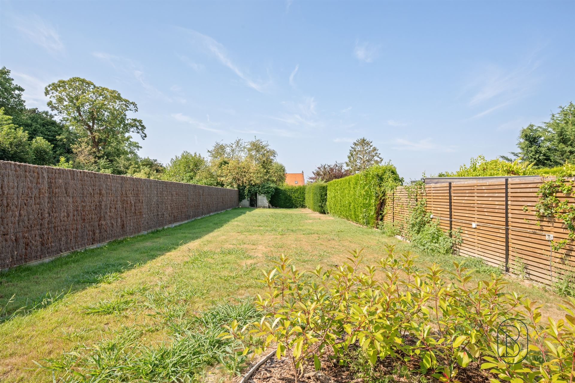 Charmant gerenoveerde woning met grote aangename tuin en handige oprit. - foto 4