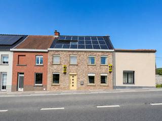 INSTAPKLARE GEZINSWONING met 5 SLAAPKAMERS, RUIM WOONVOLUME en PRACHTIG OPEN ZICHT op een HOGER GELEGEN LOCATIE aan de stadsrand van Ronse. De woning biedt ca. 170 M² WOONRUIMTE, exclusief GARAGE van ca. 25 m², en geniet van een GROENE OMGEVING met VLOTTE BEREIKBAARHEID naar centrum, voorzieningen en invalswegen. De indeling omvat een gezellige woonkamer, ingerichte keuken, berging en veranda. Op de eerste verdieping bevinden zich 3 SLAAPKAMERS en een badkamer, terwijl de zolderverdieping nog 2 EXTRA SLAAPKAMERS biedt. Extra troeven zijn HR-BEGLAZING, een VERNIEUWD DAK (2008) en 18 ZONNEPANELEN. Buiten geniet u van een AANGENAAM TERRAS MET GROEN ZICHT en een GARAGE, bereikbaar via de parallelweg achteraan. Een RUIME en INSTAPKLARE GEZINSWONING op een aantrekkelijke ligging in Ronse.<br /><br />Adres: Elzeelsesteenweg 488 te Ronse<br /><br />G-score en P-score C, Geen renovatieverplichting van toepassing, Bestuursmaatregelen in het maatregelenregister: Neen; Vrij bij akte
