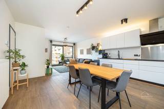 <p><span>Instapklaar 3-slaapkamerappartement met terras en ondergrondse autostaanplaats in Mortsel</span></p><p><span> </span></p><p><span>Op zoek naar een modern, energiezuinig en instapklaar appartement in Mortsel? Dan is dit prachtige appartement aan de Lode Vissenaekenstraat 54, bus 33 absoluut het ontdekken waard!</span></p><p><span>Dit </span><span>recent appartement uit 2019</span><span> bevindt zich op de </span><span>6de verdieping</span><span> van een verzorgd gebouw en is vlot bereikbaar met de aanwezige </span><span>lift</span><span>. Dankzij de mooie ligging, het hedendaagse comfort en de uitstekende </span><span>EPC-score A</span><span> is dit een ideale woning voor wie zorgeloos wil wonen.</span></p><p><span> </span></p><p><span>De leefruimte geniet van een aangename lichtinval en vormt samen met de keuken een gezellige en praktische leefomgeving. De drie slaapkamers bieden voldoende ruimte voor een gezin, thuiskantoor of hobbykamer. De extra berging zorgt bovendien voor de nodige praktische opbergruimte.</span></p><p><span> </span></p><p><span>De maandelijkse algemene kosten bedragen </span><span>€111</span><span> en omvatten onder meer de kosten voor de </span><span>syndicus, minuterie, poetsen van de gemeenschappelijke delen, onderhoud van de voortuin, blokpolis en het reservekapitaal</span><span>.</span></p><p><span>Bij het appartement dient verplicht een </span><span>ondergrondse autostaanplaats</span><span> te worden aangekocht voor </span><span>€30.000</span><span>. Een absolute meerwaarde voor wie comfortabel en veilig wil parkeren.</span></p><p><span> </span></p><p><span>Troeven op een rijtje</span></p><ul><li><span>Recent bouwjaar </span><span>2019</span></li><li><span>3 slaapkamers</span></li><li><span>Extra </span><span>berging</span></li><li><span>2 toiletten</span></li><li><span>Aangenaam </span><span>terras</span></li><li><span>Lift aanwezig</span></li><li><span>Uitstekende </span><span>EPC-score A</span></li><li><span>Voorzien van een </span><span>ventilatiesysteem</span></li><li><span>Gemeenschappelijke kosten: slechts </span><span>€111/maand</span></li></ul><p><span>Modern, energiezuinig, praktisch ingedeeld én instapklaar!</span></p><p><span>Benieuwd naar dit mooie appartement? </span><span>Plan dan zeker een bezoek en ontdek zelf de ruimte, het comfort en de afwerking van deze prachtige woonst!</span></p><p><span>Ook een gratis en vrijblijvende schatting van uw woonst? Contacteer ons dan zeker.</span></p><p><span>Sven@home4you.be</span></p><p><span> </span></p><p><span> </span></p>