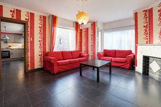 Alleenstaande woning met veel potentieel op een perceel van 655 m² te Houthulst<br /><br />In een rustige, groene omgeving bevindt zich deze alleenstaande woning op een ruim perceel van 655 m², ideaal voor wie houdt van ruimte, rust en open verzichten.<br /><br />Op het gelijkvloers kom je binnen in een lichtrijke leefruimte met aansluitend een volledig ingerichte keuken. Verder is er een bureauruimte aanwezig die perfect kan dienen als derde slaapkamer. De badkamer op het gelijkvloers is uitgerust met een ligbad, lavabo en toilet. Daarnaast beschikt de woning over een kelder onder de volledige woning en maar liefst twee garages.<br /><br />Op de eerste verdieping bevinden zich twee volwaardige slaapkamers en een tweede badkamer met ligbad, lavabo en toilet. Via een uitklapbare trap is er toegang tot een zolderruimte. Een tweede zolder is gelegen boven de garage en biedt extra opbergmogelijkheden.<br /><br />De zuidgerichte tuin met een oppervlakte van ca. 595 m² is een absolute troef. Deze is voorzien van een ponypiste en biedt prachtige open verzichten, ideaal voor dierenliefhebbers en wie in alle rust wil genieten van het buitenleven.<br /><br />De vermelde prijs is een richtprijs, elk bod wordt voorgelegd aan de eigenaar die zich het recht voorbehoudt om dit te aanvaarden of te weigeren.<br /><br />Neem voorsprong met een vrijblijvende en gratis schatting van uw eigendom via:<br />http://www.residentievastgoed.be/gratisonlineschatten<br /><br />EPC: 489 kWh/m²(Ref: NI25670)