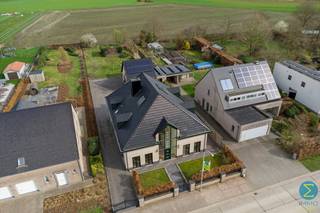 Deze landelijk gelegen villa biedt een zeer royale indeling met een bewoonbare oppervlakte van maar liefst 510m², en een bijgebouw van 74m²,...