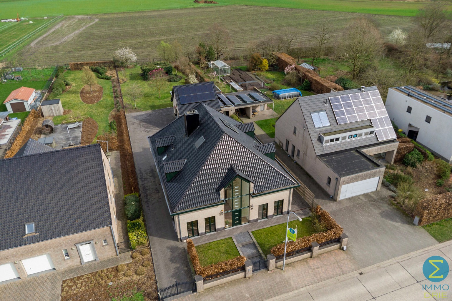 Zeer ruime villa met bijgebouw op een perceel van 1.608m² - foto 2