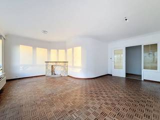 Appartement op verdieping 6 (met lift):Tweede verdieping:- Inkomhal- Bijzonder ruime woonkamer op parket met authentiek schouwelement- Keuken...