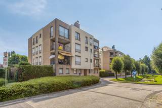 Ben je op zoek naar een instapklaar appartement met veel ruimte en een praktische indeling?<br />Dan is dit appartement in Burcht echt een toppertje.<br /><br />Je komt het appartement, op de tweede verdieping, binnen via de inkomhal, die toegang biedt tot de ruime en<strong> lichtrijke leefruimte</strong>. Dankzij de grote raampartijen geniet je hier van een aangename natuurlijke lichtinval. De open keuken sluit mooi aan op de leefruimte en vormt het hart van het appartement. Aansluitend bevindt zich een praktische berging/wasplaats.<br />Het appartement beschikt over <strong>drie slaapkamers</strong>, waarvan de kleinste momenteel is ingericht als dressing, maar uiteraard ook perfect dienst kan doen als kinderkamer, bureau of hobbyruimte.<br />De badkamer is voorzien van een lavabo, ligbad en douche, waardoor je geniet van alle comfort.<br />Daarnaast is er een gezellig inpandig terras.<br /><br />Als extra troeven beschikt het appartement over <strong>een lift, een privatieve autostaanplaats</strong> en een gemeenschappelijke fietsenberging.<br /><br />Een ruim en verzorgd appartement op een gunstige ligging in Burcht, vlakbij winkels, openbaar vervoer en belangrijke invalswegen.<br />Interesse? Contacteer ons vandaag voor een bezoek.
